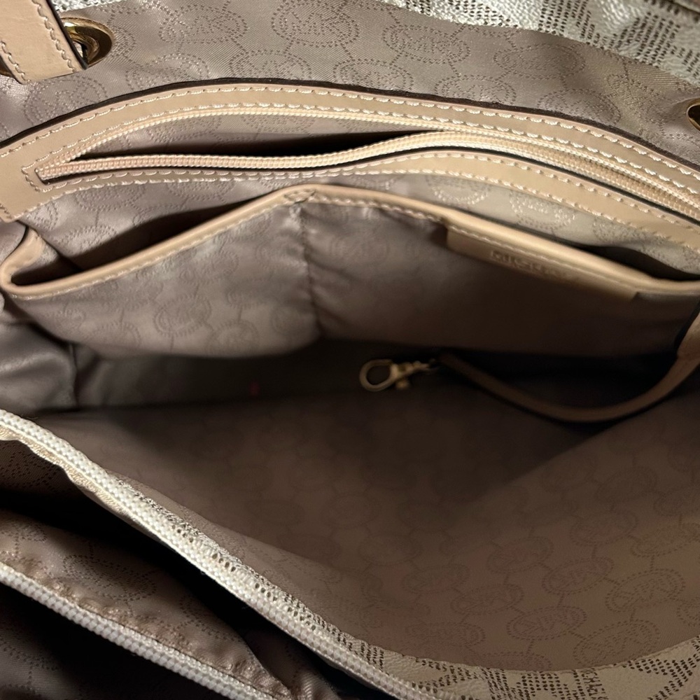 Michael Kors Jet Setter Handbag in crème and tan. - Picture 11 of 12